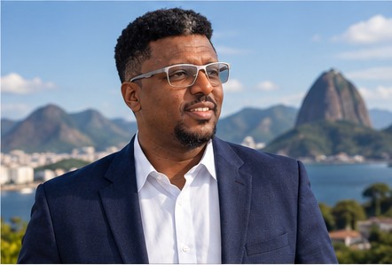 Edson Encarnação ao ar livre, com o Pão de Açúcar ao fundo